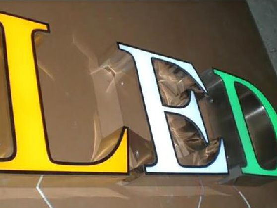 神木介绍LED招牌的基础知识。